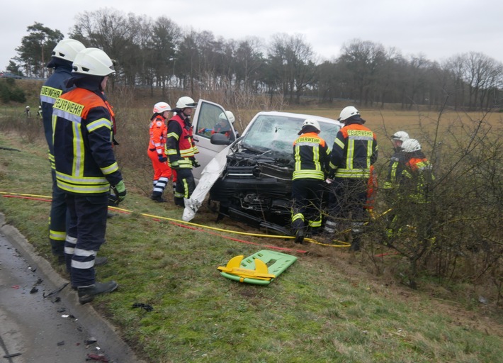 POL-ROW: ++ Schwerer Unfall auf der A1 - Zwei Beteiligte verletzt ++ Polizei stoppt Trunkenheitsfahrt nach Zeugenhinweis ++ Autofahrer ohne Fahrerlaubnis ++ Zeuge meldet Alkoholfahrt ++