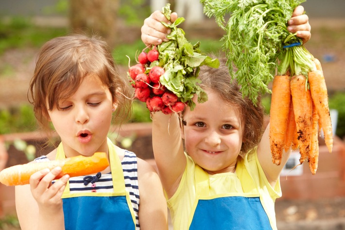 Ernährungs- und Bewegungsstudie der EDEKA Stiftung: Eltern war ausgewogene Ernährung in Lockdowns wichtig, trotzdem sorgte Corona bei vielen Kindern für Übergewicht