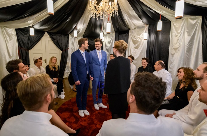 "Sturm der Liebe": Romantische Winterhochzeit am Fürstenhof
Larissa Marolt und Sebastian Fischer kehren in Gastrollen zurück