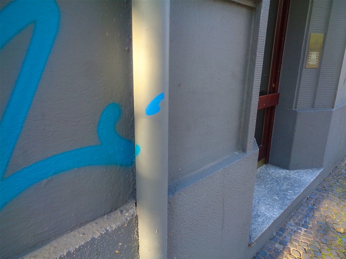POL-BO: Graffiti auf Hausfassaden: Polizei stellt Tatverdächtigen mit Pinsel und Farbe