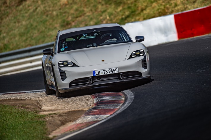 Nuovo record al Nürburgring per la Porsche Taycan