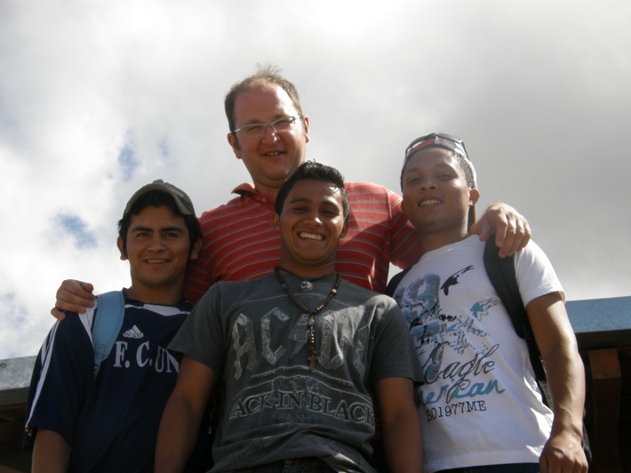 Schweres Erdbeben versetzt Menschen in Guatemala in Panik / Jan Leiritz erlebte das Beben im Kinderdorf von nuestros pequeños hermanos (nph) (BILD)