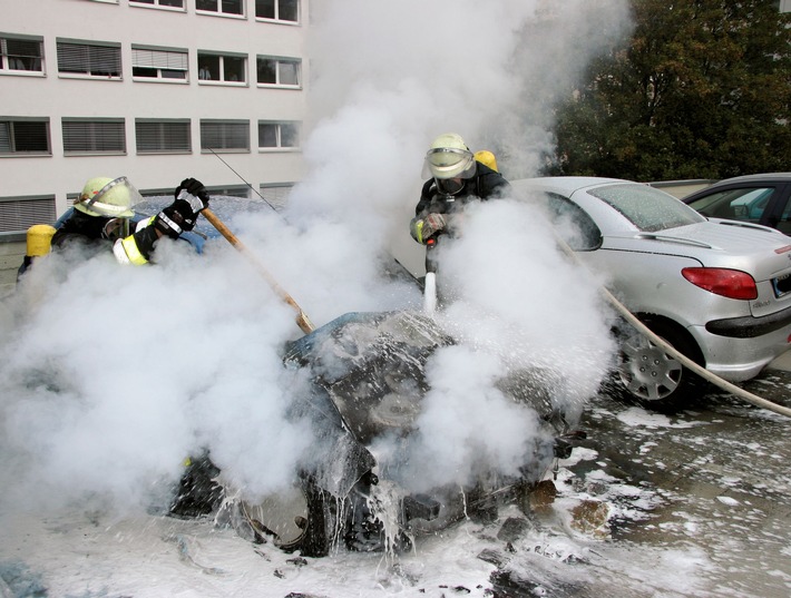 FW-E: Brennender PKW auf Parkhausdeck (Foto verfügbar)