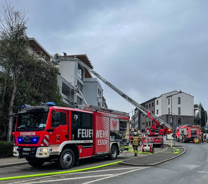 FW-E: Fassade fängt nach Handwerkerarbeiten an zu brennen, Brand breitet sich auf Dachfläche aus - keine Verletzten