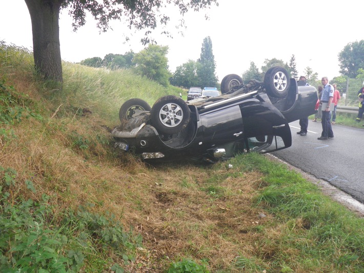 POL-DN: Mit dem Pick Up in die Böschung