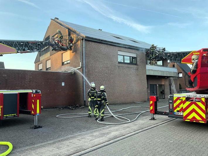 FW Bocholt: Dachstuhlbrand in Mehrfamilienhaus - Feuerwehr Bocholt verhindert Ausbreitung des Feuers