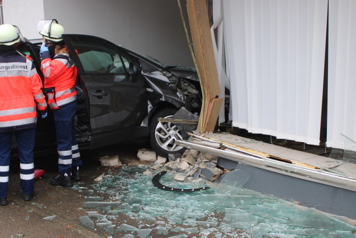 POL-MI: Auto zerstört Schaufensterfassade
