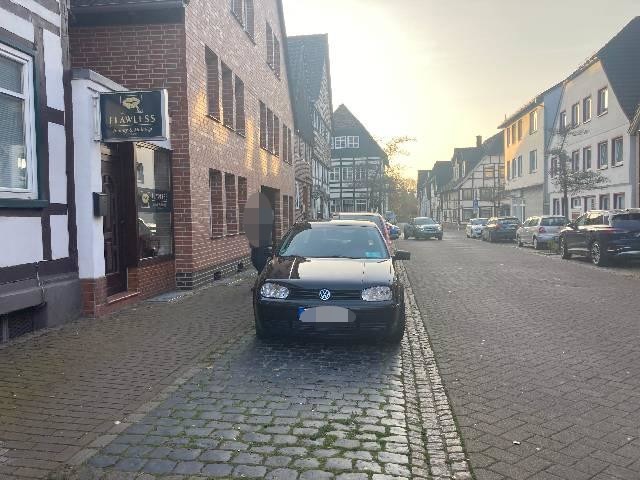 POL-HM: Polizei sucht Zeugen zu einem Verkehrsunfall - Verursacher flüchtig