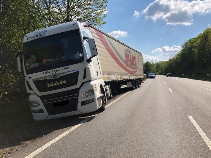 POL-PDLD: B10/Siebeldingen - Verkehrsbeeinträchtigung durch festgefahrenen LKW
