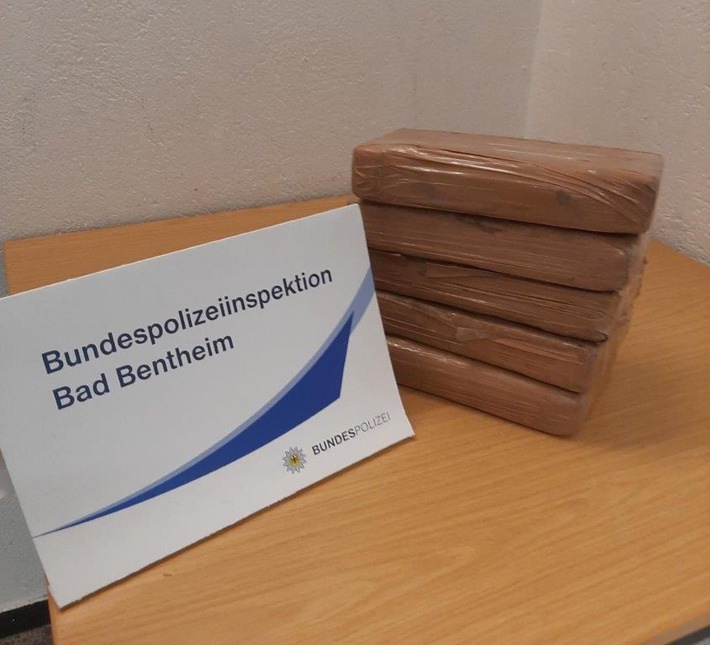 BPOL-BadBentheim: Drogenschmuggler mit Kokain für rund 425.000 Euro an der Grenze festgenommen