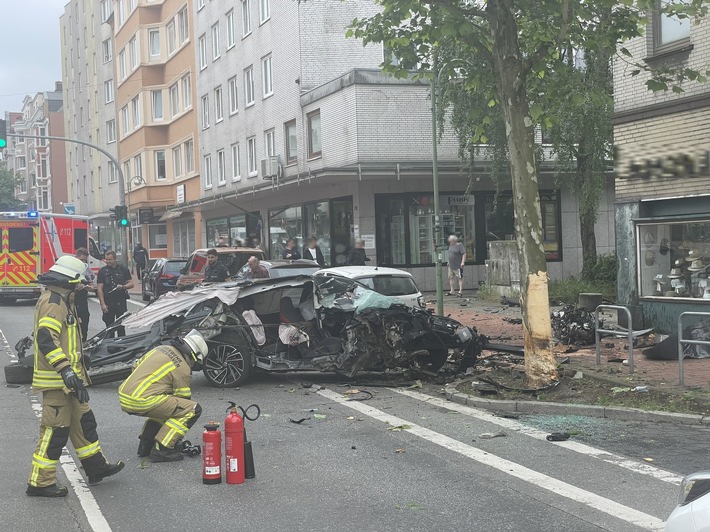 FW Bremerhaven: Pkw kollidiert mit Straßenbaum- ein Schwerverletzter