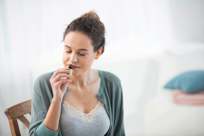 Frauen im Dauerstress: Aromatherapie entschleunigt und stärkt die Seele