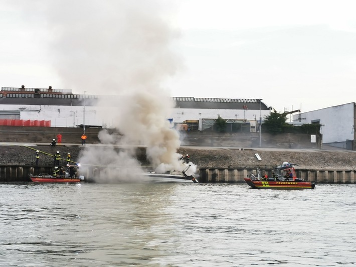 PP-ELT: Brand eines Sportbootes