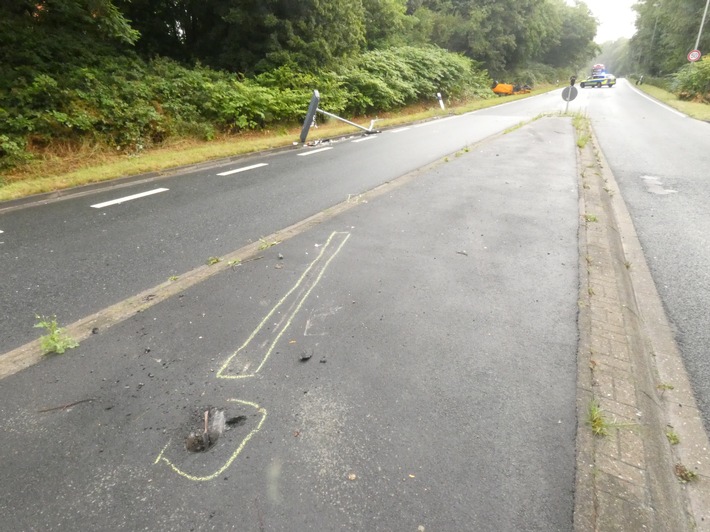 POL-WHV: Verkehrsunfall in Wilhelmshaven - alleinbeteiligt von der Fahrbahn abgekommen und auf dem Dach gelandet (2 FOTOS)