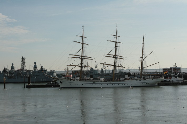 Deutsche Marine - Presseinformation: 5. Ergänzungsmeldung zu Meldung: Besatzungsmitglied der "Gorch Fock" ging über Bord - Aktuelle Fotos "Gorch Fock"