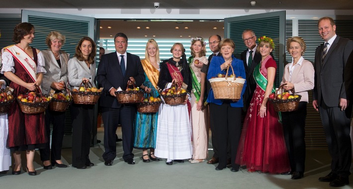 Hier regiert der Apfel: Deutschlands Apfelköniginnen zu Besuch im Bundeskanzleramt