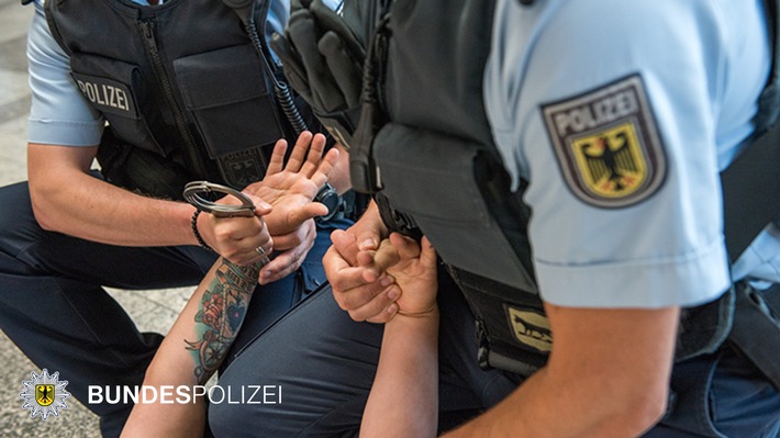 Bundespolizeidirektion München: Mann zieht Cutter-Messer bei Polizeikontrolle