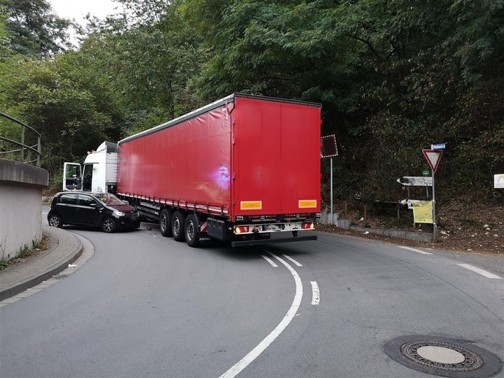 POL-PPKO: Koblenz: 40-Tonner verursacht Unfall in der &quot;Mailust&quot;