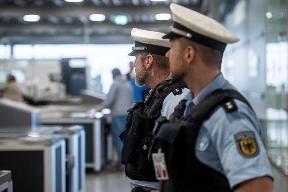 BPOL NRW: Flugreise nach Spanien wird teuer - Reisender hat Schlagring dabei