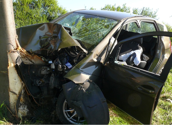 POL-DN: Rentner bei Verkehrsunfall schwer verletzt