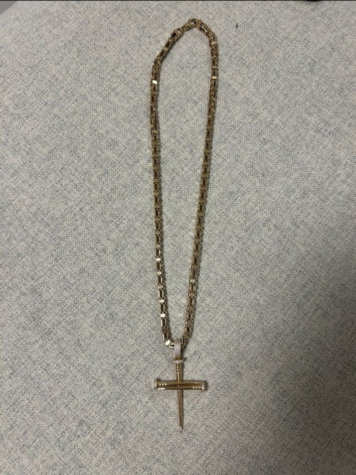 POL-E: Essen: Zwei unbekannte Männer sprühen Pfefferspray und erbeuten Goldkette - Zeugen gesucht