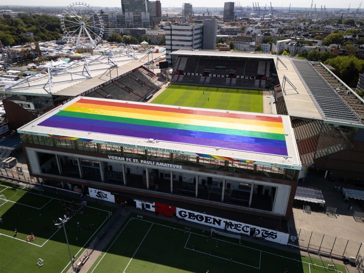 LichtBlick und der FC St. Pauli eröffnen weltweit erste Regenbogen-Solaranlage