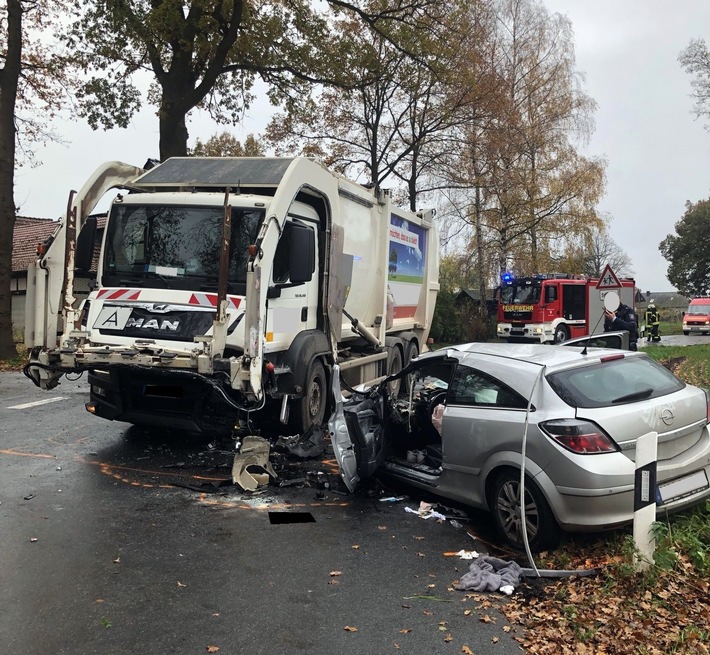 POL-MI: Müllwagen kollidiert mit Opel