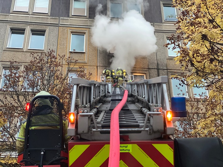 FW Dresden: Wohnungsbrand mit Verletzten