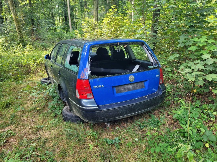 POL-UL: (HDH) Herbrechtingen - Schrottfahrzeug im Wald entsorgt / Am Dienstag fand ein Zeuge in einem Wald bei Herbrechtingen ein entsorgtes Auto.