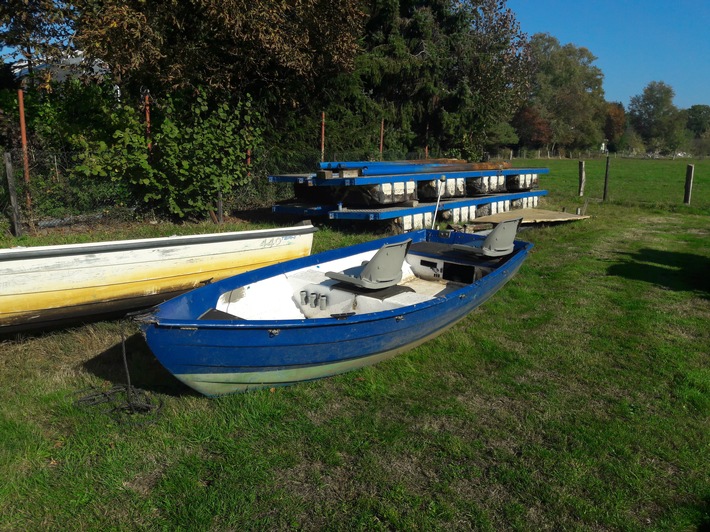 WSPI-OLD: Treibendes GFK-Boot auf der Oste bei Estorf-Gräpel
