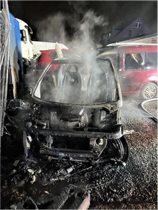 POL-ME: Technischer Defekt führt zum Brand dreier Fahrzeuge - Hilden - 2402052