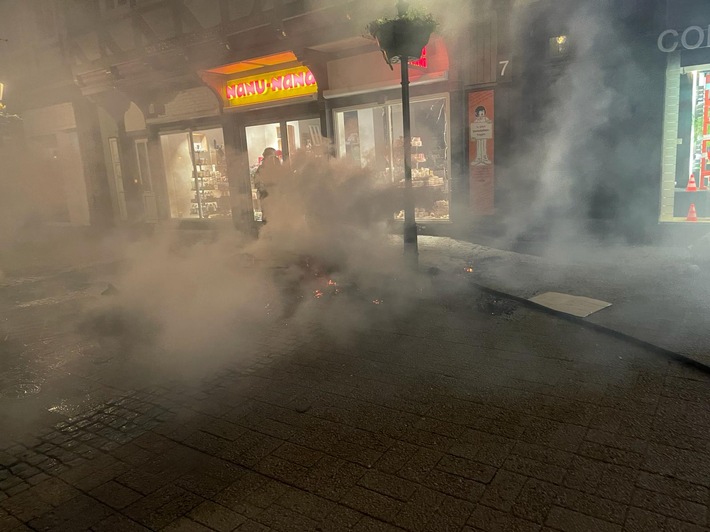 FW Celle: Feuer droht auf Gebäude überzugreifen - Müll brennt in der Altstadt
