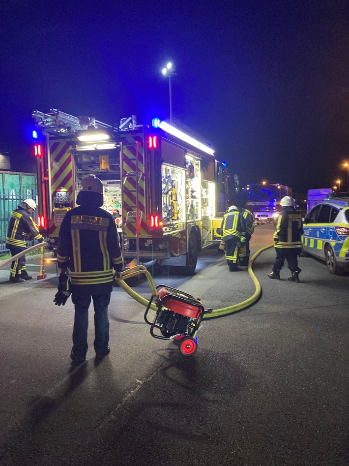 FW-EN: Brand einer Filteranlage - nächtlicher Einsatz für die Hattinger Feuerwehr