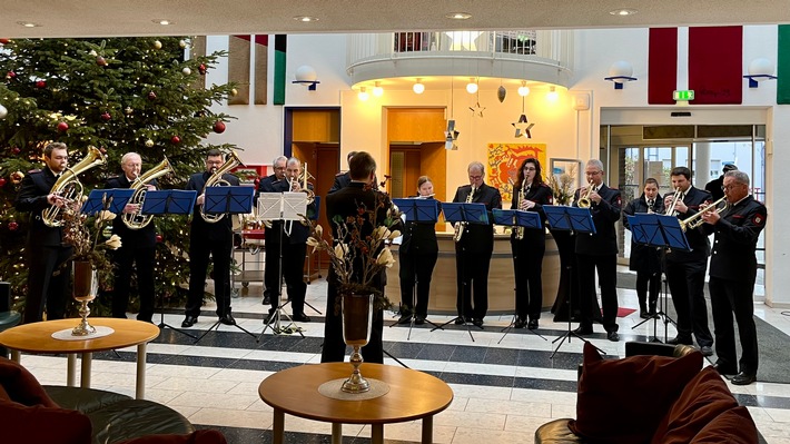 FW Tönisvorst: Musikzug der Freiwilligen Feuerwehr Tönisvorst sorgte am Heiligen Abend für weihnachtliche Stimmung im Alexianer Seniorenhaus in St. Tönis.