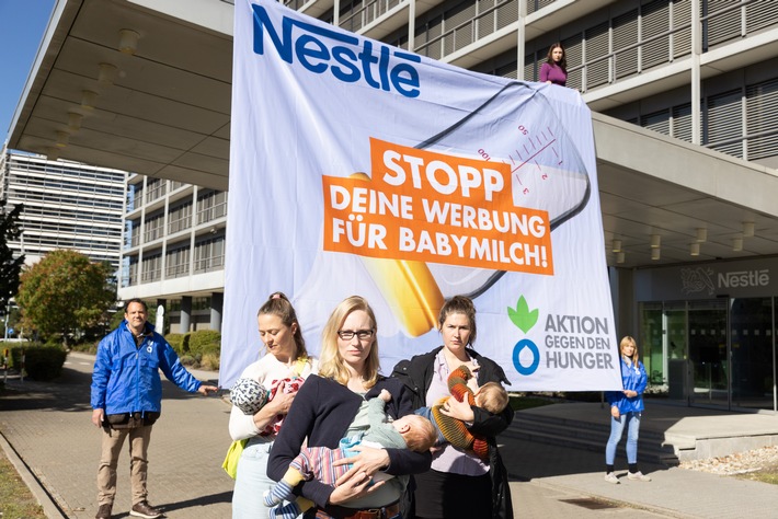 Ärger bei Nestlé: Humanitäre Hilfsorganisation protestiert vor Konzernzentrale gegen skrupelloses Marketing