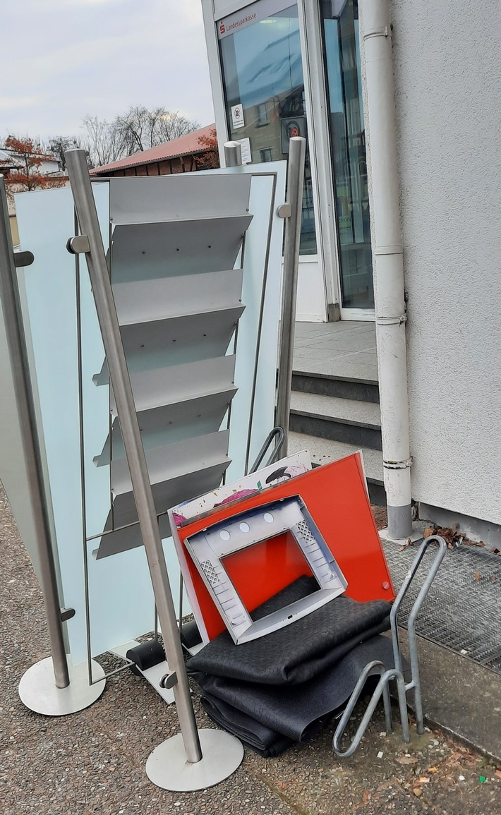 POL-HOL: Vandalismustaten in Bankfilialen - Metallstelen waren kein Sperrmüll