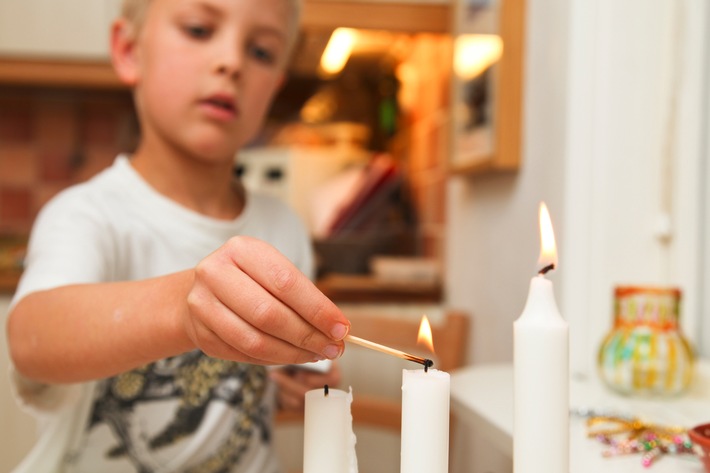 Alle Jahre wieder: Mit Kindern den sicheren Umgang mit Kerzen üben