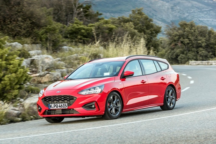 Der "Go Further"-Event von Ford wirft seine Schatten voraus: Der Konzern präsentiert am Dienstag, 2. April 2019, ab 16.15 Uhr in Amsterdam eine Vielzahl von elektrifizierten Pkw und Nutzfahrzeugen, darunter den Ford Fiesta EcoBoost Hybrid* und den Ford Focus (Bild) EcoBoost Hybrid** - beide mit 48-Volt-mild-Hybrid-Technologie und dem vielfach preisgekrönten 1,0-Liter-EcoBoost-Dreizylinder-Benziner ausgerüstet. Diese neue Generation von smarten Fahrzeugen für eine smarte Welt wird ihren Beitrag zu einer saubereren und geräuschärmeren Zukunft leisten. Sie verkörpern Ford-Markenwerte wie Vertrauen, Bezahlbarkeit und Fahrspaß und lassen einen größeren Kundenkreis an den Vorteilen der elektrifizierten Mobilität teilhaben. Weiterer Text über ots und www.presseportal.de/nr/6955 / Die Verwendung dieses Bildes ist für redaktionelle Zwecke honorarfrei. Veröffentlichung bitte unter Quellenangabe: "obs/Ford-Werke GmbH"