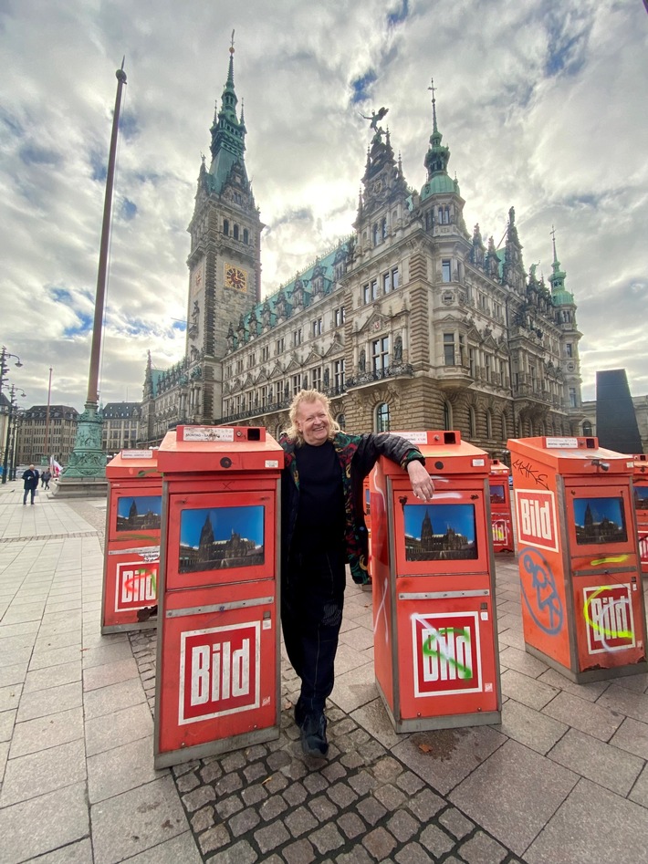 BENEFIZ-KUNST-Ausstellung zugunsten Obdachloser des Aktionskünstlers HA Schult / 50 &quot;BILD-Boxen&quot; zu je 1000 Euro helfen Sozialprojekt in Hamburger Rathauspassage