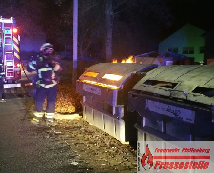 FW-PL: Serie von Containerbränden beschäftigte am Sonntagabend die Feuerwehr. Feuerteufel unterwegs.