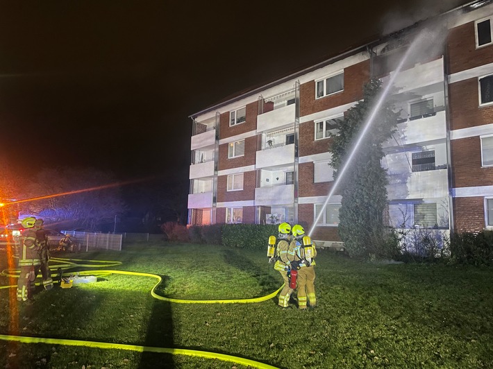 FW Hannover: Hannover-Vahrenheide: Balkonbrand greift auf Dachstuhl über
