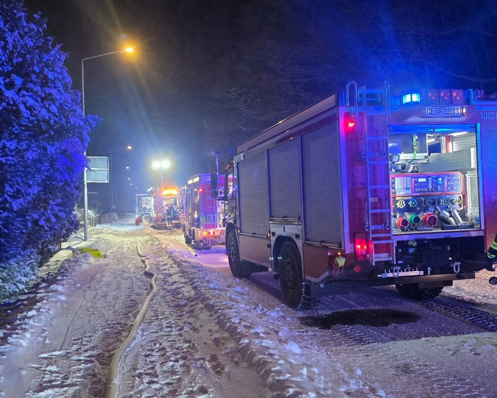 FW Celle: Kellerbrand- drei Personen und eine Katze gerettet