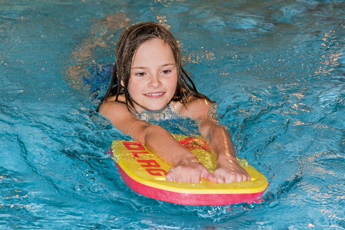 Schwimmkurs-Gutschein zu Weihnachten / DLRG rät: Jetzt Schwimmen lernen