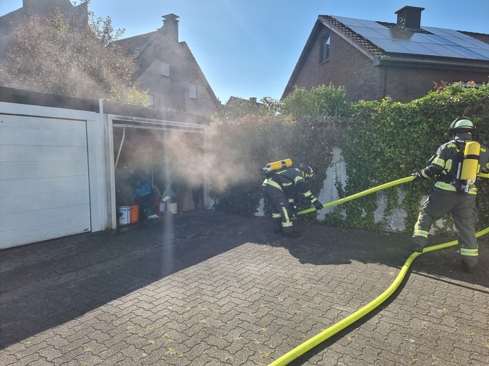 FW-WRN: FEUER_2 - LZ1 - brennt Garage in einer Garagenreihe