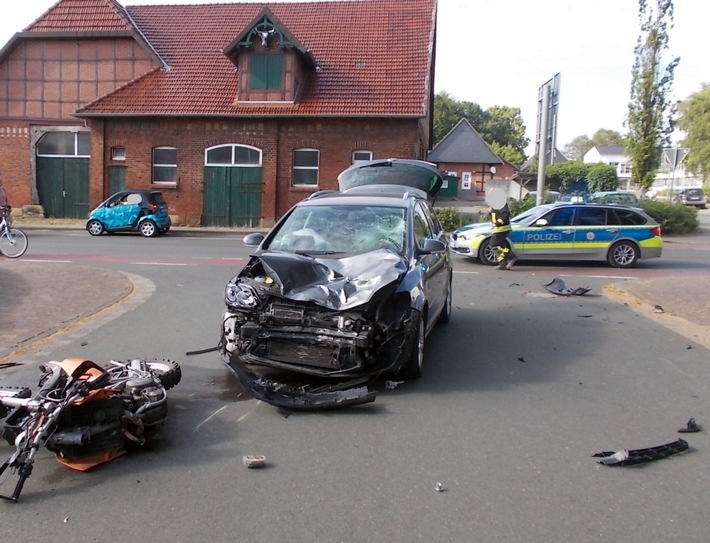 POL-MI: Biker (23) prallt gegen abbiegendes Auto