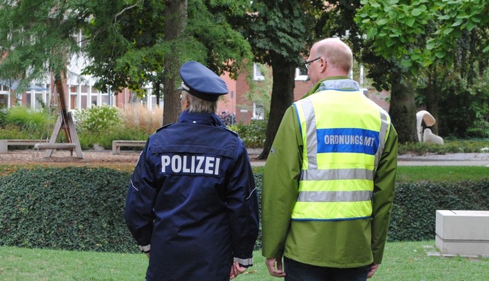 POL-COE: Coesfeld/ Gemeinsam auf City-Streife
Polizei, Ordnungsamt und Streetworker waren auf nächtlicher Tour durch die Innenstadt