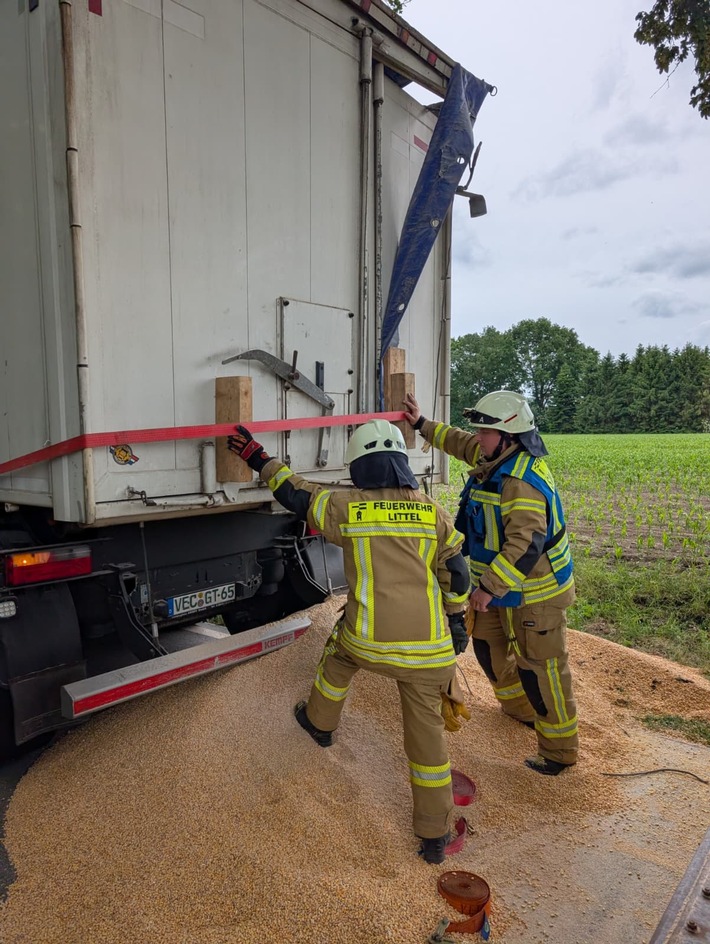 FW-OLL: LKW beschädigt Auflieger - Feuerwehr Littel sichert Ladung auf der Huntloser Straße