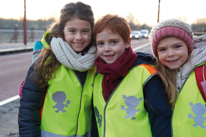 Bundesweite Aktion für mehr Sicherheit im Straßenverkehr / Schulfest an Bremer Grundschule als Auftakt zur bundesweiten Verteilung von 760.000 Sicherheitswesten an Erstklässler