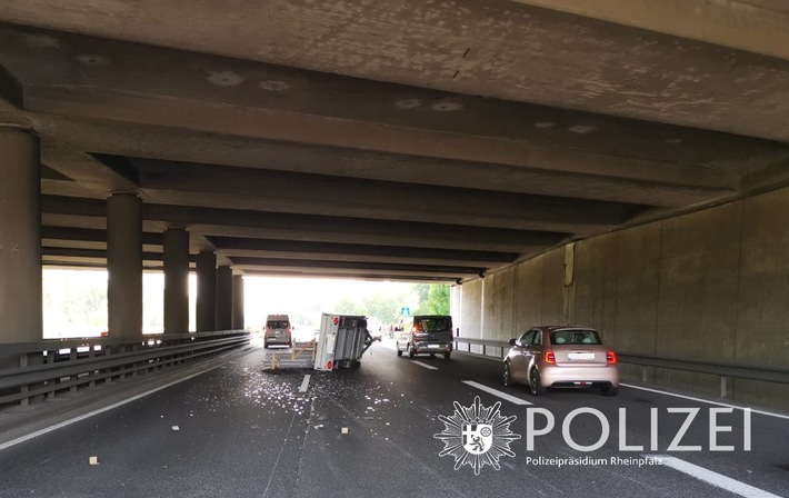 POL-PDNW: Polizeiautobahnstation Ruchheim - Glasscherben auf B9 nach Unfall