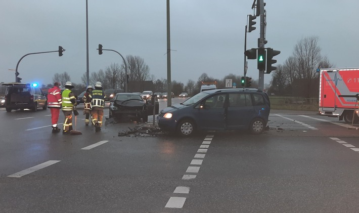 FW Bremerhaven: Bei einem schweren Verkehrsunfall in der Weserstraße sind am Mittwochmorgen vier Personen verletzt worden.